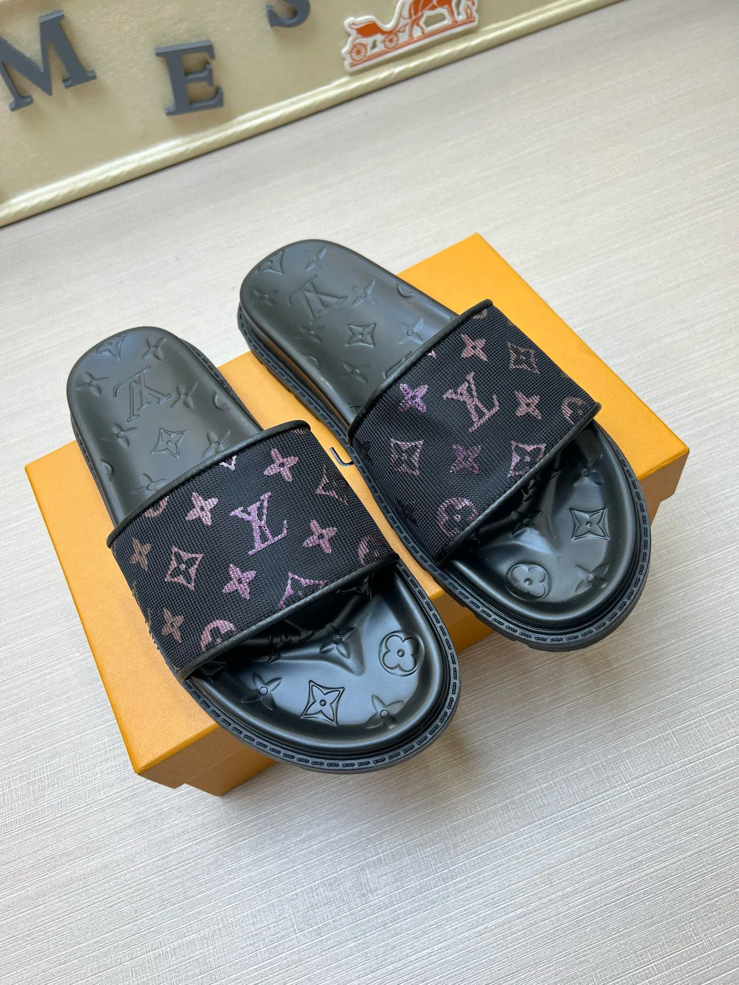 P270🏆Louis Vuitton 🏆[Louis Vuitton] Spring/Summer 2025 [Men's Flip Flops] 🎯🎯As an active family in the fashion industry ⭐ Lv is characterized by bold innovation ⚡Create this casual business style for Chinese fashionable men ✨The fabric is made of imported high-grade cowhide 🔥 Clean and neat ⚡Fashionable and elegant🌹Breathable, sweat-absorbent and deodorant👈So luxurious, high-end and domineering. 👍Must be sold if you repost the picture. Number of yards: 38--46. Color: 🎉 For large quantities. Welcome to repost.